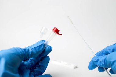 Adam covid-19 antijen pcr test makrosu yapıyor. Test pozitif sonuç verdi..