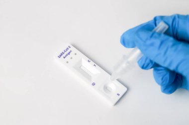 Adam covid-19 antijen pcr test makrosu yapıyor. Test pozitif sonuç verdi..