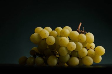 Siyah masada taze yeşil üzümler, yakın plan karanlık yemek fotoğrafçılığı. - Evet. Yüksek kalite fotoğraf