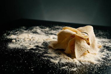 İtalyan restoranından siyah masada makarna ve un. Yüksek kalite fotoğraf