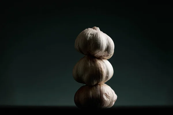Three Garlics Black Table High Quality Photo — Photo