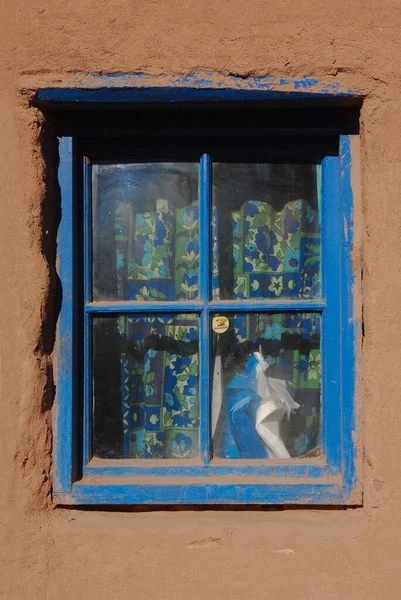 San Pedro de Atacama kasabasının mavi penceresi, Antofagasta Bölgesi, Şili