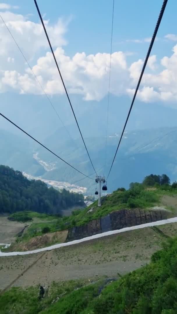 Vertical video. cable car in the mountains. summer tourism. — Stock Video