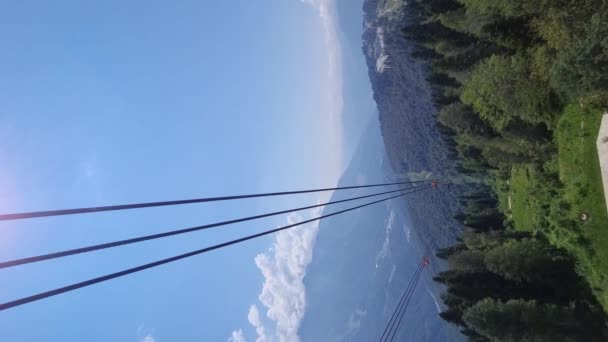 Vertikal video. linbana i bergen. sommarturism. — Stockvideo