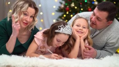 Dost canlısı mutlu bir aile Noel ağacındaki Noel Baba 'ya bir mektup yazar.. 