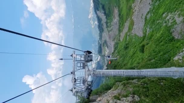 垂直ビデオだ。山の中のケーブルカー。夏の観光. — ストック動画