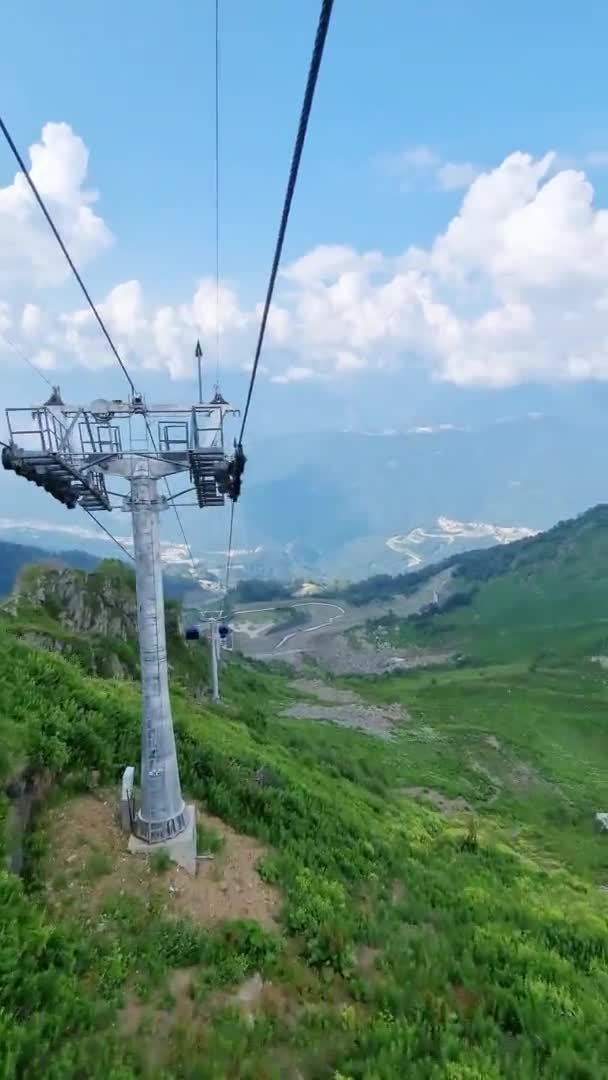Vídeo vertical. teleférico en las montañas. turismo de verano. — Vídeo de stock