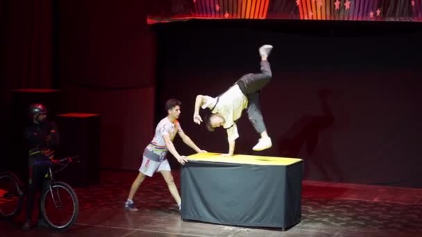 Zeitlupe. ein Akrobat und Radfahrer führt Stunts auf der Bühne im Amphitheater des Hotels auf — Stockvideo