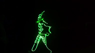 LED kostümleriyle karanlıkta dans et. LED ile dekore edilmiş sahne kıyafetleri.