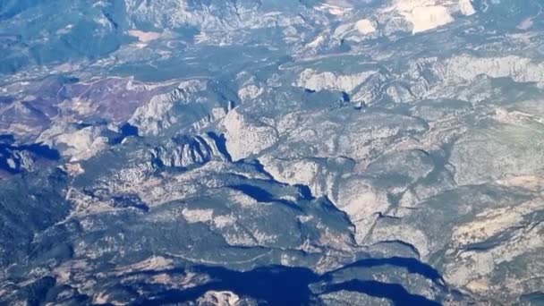 Kilátás a repülőgép ablakából a hegyekre. — Stock videók