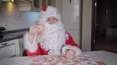 Noel Baba vantilatör yapıp mutfakta para sallıyor.. 