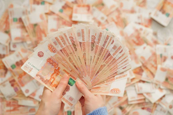 Vista superior. las manos de las mujeres cuenta billetes de cinco mil rublos. —  Fotos de Stock