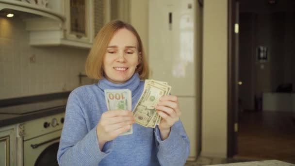 Les femmes en pull bleu comptent les billets de banque de dollars. — Video