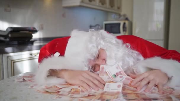 Jultomten ligger i pengarna på bordet — Stockvideo