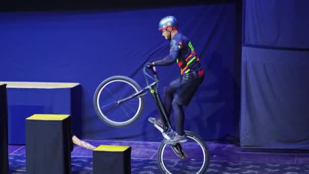 A cyclist performs stunts on stage in the hotels amphitheater — Stock Video