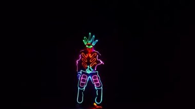 LED kostümleriyle karanlıkta dans et. LED ile dekore edilmiş sahne kıyafetleri.