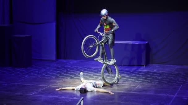 Câmara lenta. um ciclista realiza acrobacias no palco nos hotéis anfiteatro — Vídeo de Stock