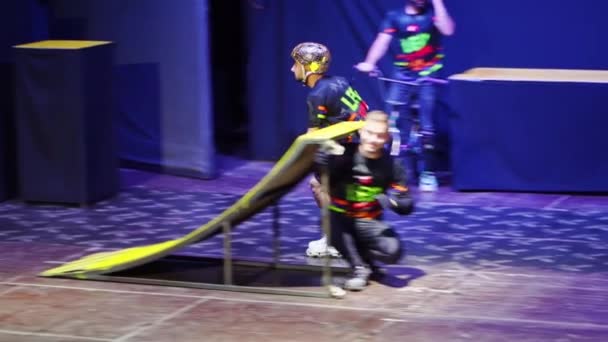 Al rallentatore. Cadere. pattinatori a rotelle esegue acrobazie sul palco in hotel — Video Stock