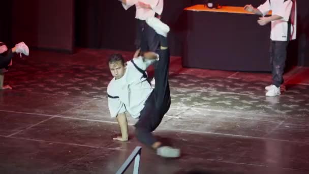 Zeitlupe. Männliche Tänzer tanzen Breakdance auf der Bühne des Amphitheaters im Hotel. — Stockvideo