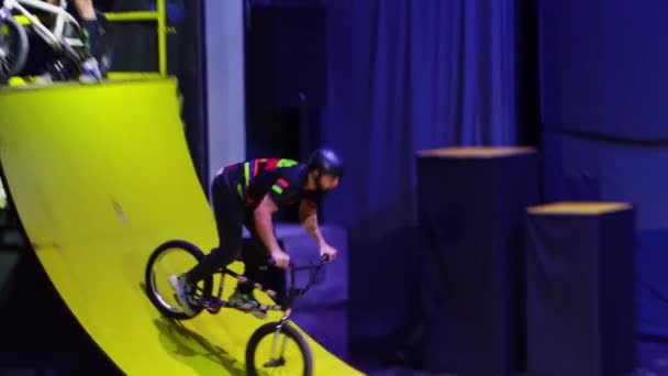 Zeitlupe. ein Radfahrer führt Stunts auf der Bühne im Amphitheater des Hotels auf — Stockvideo