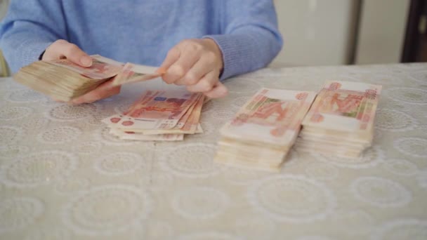 Vrouwenhanden tellen bankbiljetten van vijfduizend roebel op tafel. — Stockvideo