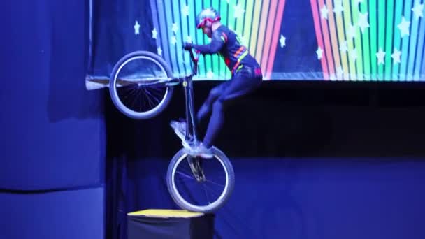 一个骑自行车的人在旅馆圆形剧场的舞台上表演特技表演 — 图库视频影像