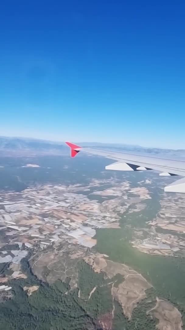 垂直录像。从飞机窗口起飞的飞机的机翼. — 图库视频影像