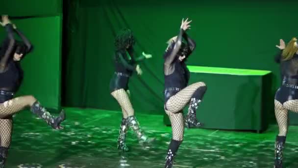 Câmara lenta. dançarina meninas em roupas reveladoras dança no palco no hotel. — Vídeo de Stock