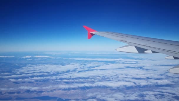 Flucht. Tragfläche des Flugzeugs im Flug aus dem Flugzeugfenster. — Stockvideo