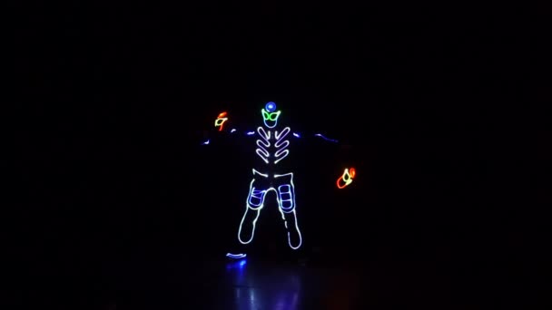Χορεύουν στο σκοτάδι με κοστούμια LED. ρούχα στάδιο διακοσμημένα με LED. — Αρχείο Βίντεο