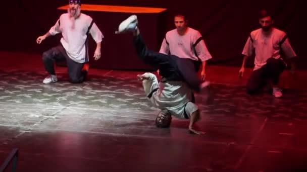 Lassított felvétel. Férfi táncosok tánc break tánc színpadán amfiteátrum a szállodában. — Stock videók