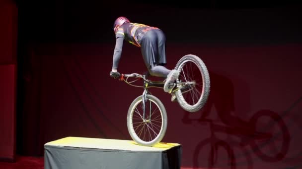 Cámara lenta. un ciclista realiza acrobacias en el escenario en el anfiteatro hoteles — Vídeo de stock