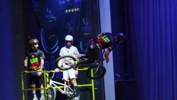 Al rallentatore. un ciclista fa acrobazie sul palco nell'anfiteatro degli hotel — Video Stock