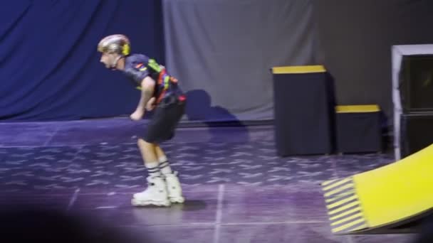 Langzame beweging. rolschaatsers voert stunts uit op het podium in hotels — Stockvideo