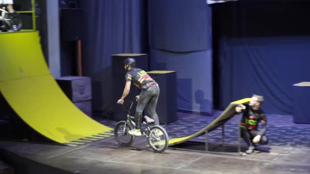 Slow motion. en cyklist utför stunts på scenen på hotell amfiteater — Stockvideo