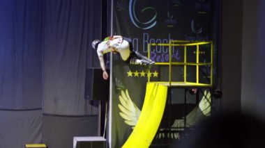 Ağır çekim. Patenciler otellerde sahnede gösteri yaparlar. 