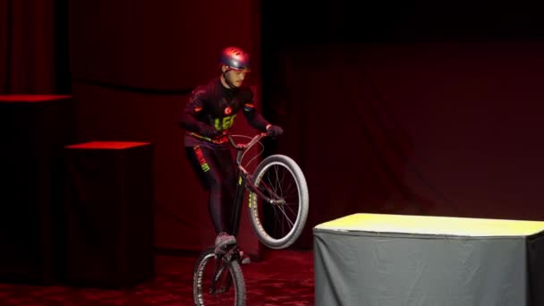 Cámara lenta. un ciclista realiza acrobacias en el escenario en el anfiteatro hoteles — Vídeo de stock