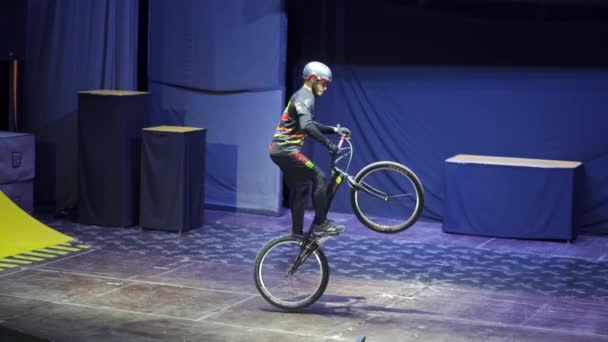 慢动作。一个骑自行车的人在旅馆圆形剧场的舞台上表演特技表演 — 图库视频影像
