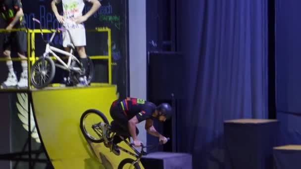 느린 동작. 호텔 원형 경기장에서 무대 위에서 공연하는 자전거 선수 — 비디오