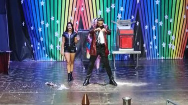 Oteldeki amfi tiyatronun sahnesinde bir illüzyonist var.. 