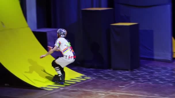 Câmara lenta. patinadores de rolo executa acrobacias no palco em hotéis — Vídeo de Stock