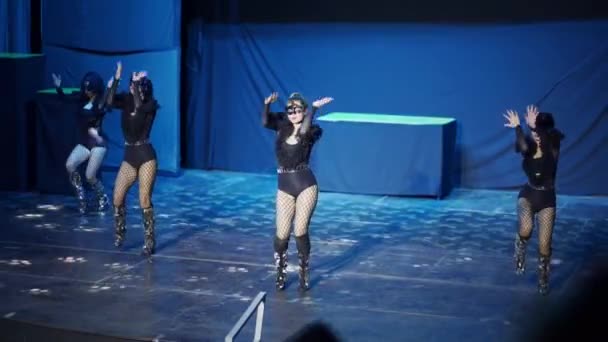 Al rallentatore. ballerine in abiti rivelatori ballare sul palco in hotel. — Video Stock