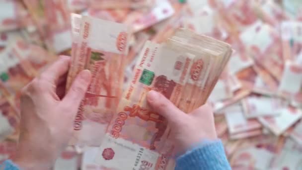 Pohled shora. ženy počítají bankovky po pěti tisících rublech. — Stock video