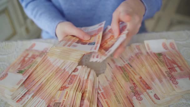 Ovanifrån. kvinnor räknar sedlar med 5000 rubel. — Stockvideo