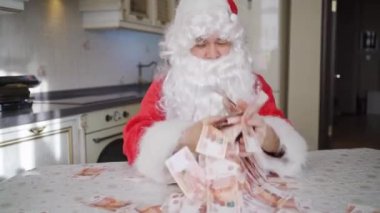 Noel Baba eve, mutfağa para atıyor.. 
