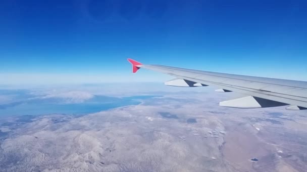 Flucht. Tragfläche des Flugzeugs im Flug aus dem Flugzeugfenster. — Stockvideo