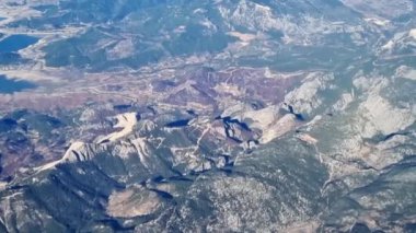 Uçak penceresinden dağlara bak..