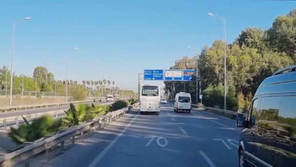 Schieten op de weg van de bus op weg van Antalya luchthaven naar Alanya. — Stockvideo