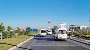 Antalya havaalanından Alanya 'ya giden yolda otobüsten ateş etmek.. 