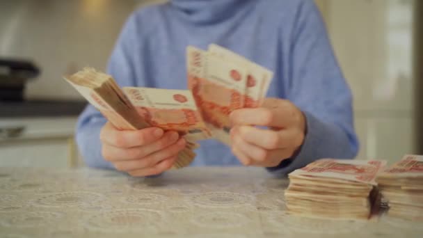 Les mains des femmes comptent les billets de cinq mille roubles sur la table. — Video